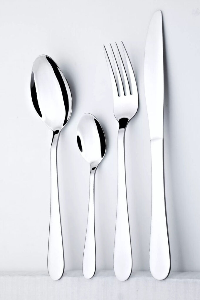 Roostevabast terasest söögiriistad